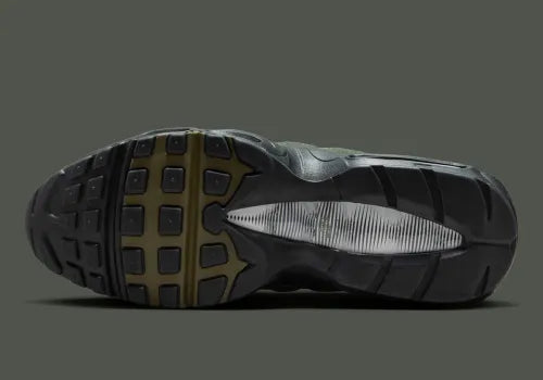 Nike Air Max 95 Sequoia vert olive et kaki avec tige en mesh et cuir, panneaux multicouches et unités Air visibles.