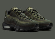 Nike Air Max 95 Sequoia vert olive et kaki avec tige en mesh et cuir, panneaux multicouches et unités Air visibles.