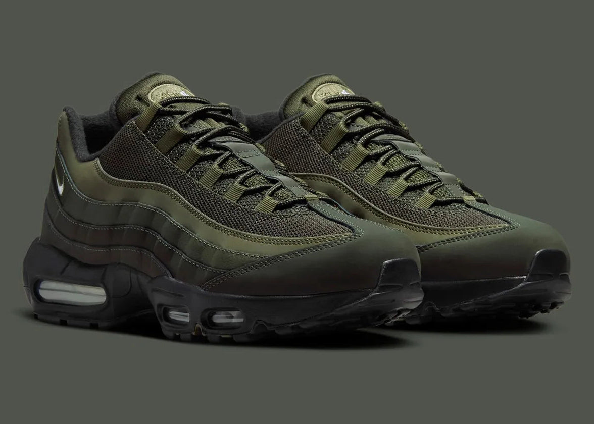 Nike Air Max 95 Sequoia vert olive et kaki avec tige en mesh et cuir, panneaux multicouches et unités Air visibles.