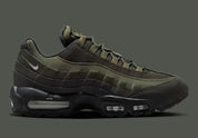 Nike Air Max 95 Sequoia vert olive et kaki avec tige en mesh et cuir, panneaux multicouches et unités Air visibles.