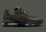 Nike Air Max 95 Sequoia vert olive et kaki avec tige en mesh et cuir, panneaux multicouches et unités Air visibles.