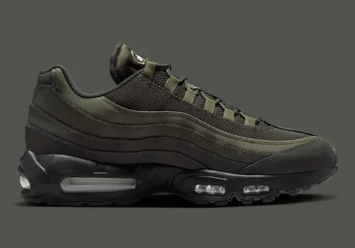 Nike Air Max 95 Sequoia vert olive et kaki avec tige en mesh et cuir, panneaux multicouches et unités Air visibles.