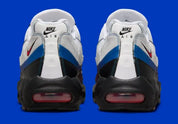 Nike Air Max 95 Toronto blanche, grise, rouge et bleue avec panneaux multicouches, Swoosh rouge et unités Max Air visibles.