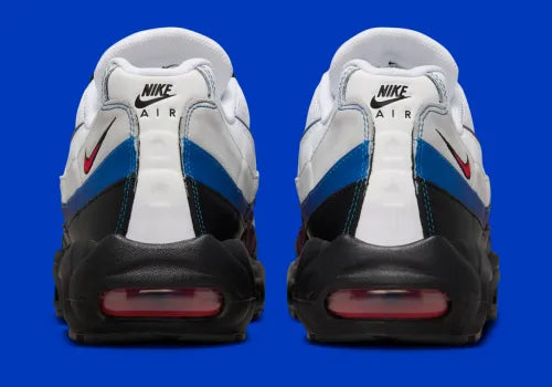 Nike Air Max 95 Toronto blanche, grise, rouge et bleue avec panneaux multicouches, Swoosh rouge et unités Max Air visibles.