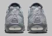 Nike Air Max 95 Wolf Grey FJ4217-001, sneaker grise Wolf Grey et Cool Grey avec panneaux ondulés et unités Nike Air visibles.