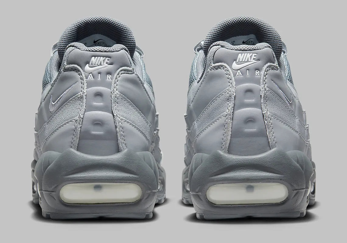 Nike Air Max 95 Wolf Grey FJ4217-001, sneaker grise Wolf Grey et Cool Grey avec panneaux ondulés et unités Nike Air visibles.