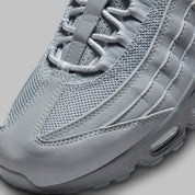 Nike Air Max 95 Wolf Grey FJ4217-001, sneaker grise Wolf Grey et Cool Grey avec panneaux ondulés et unités Nike Air visibles.