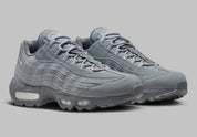 Nike Air Max 95 Wolf Grey FJ4217-001, sneaker grise Wolf Grey et Cool Grey avec panneaux ondulés et unités Nike Air visibles.