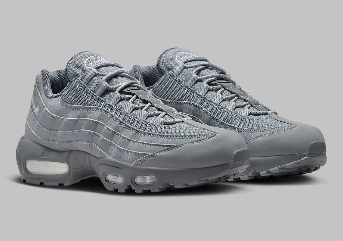 Nike Air Max 95 Wolf Grey FJ4217-001, sneaker grise Wolf Grey et Cool Grey avec panneaux ondulés et unités Nike Air visibles.