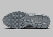 Nike Air Max 95 Wolf Grey FJ4217-001, sneaker grise Wolf Grey et Cool Grey avec panneaux ondulés et unités Nike Air visibles.