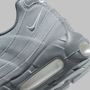 Nike Air Max 95 Wolf Grey FJ4217-001, sneaker grise Wolf Grey et Cool Grey avec panneaux ondulés et unités Nike Air visibles.