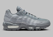 Nike Air Max 95 Wolf Grey FJ4217-001, sneaker grise Wolf Grey et Cool Grey avec panneaux ondulés et unités Nike Air visibles.