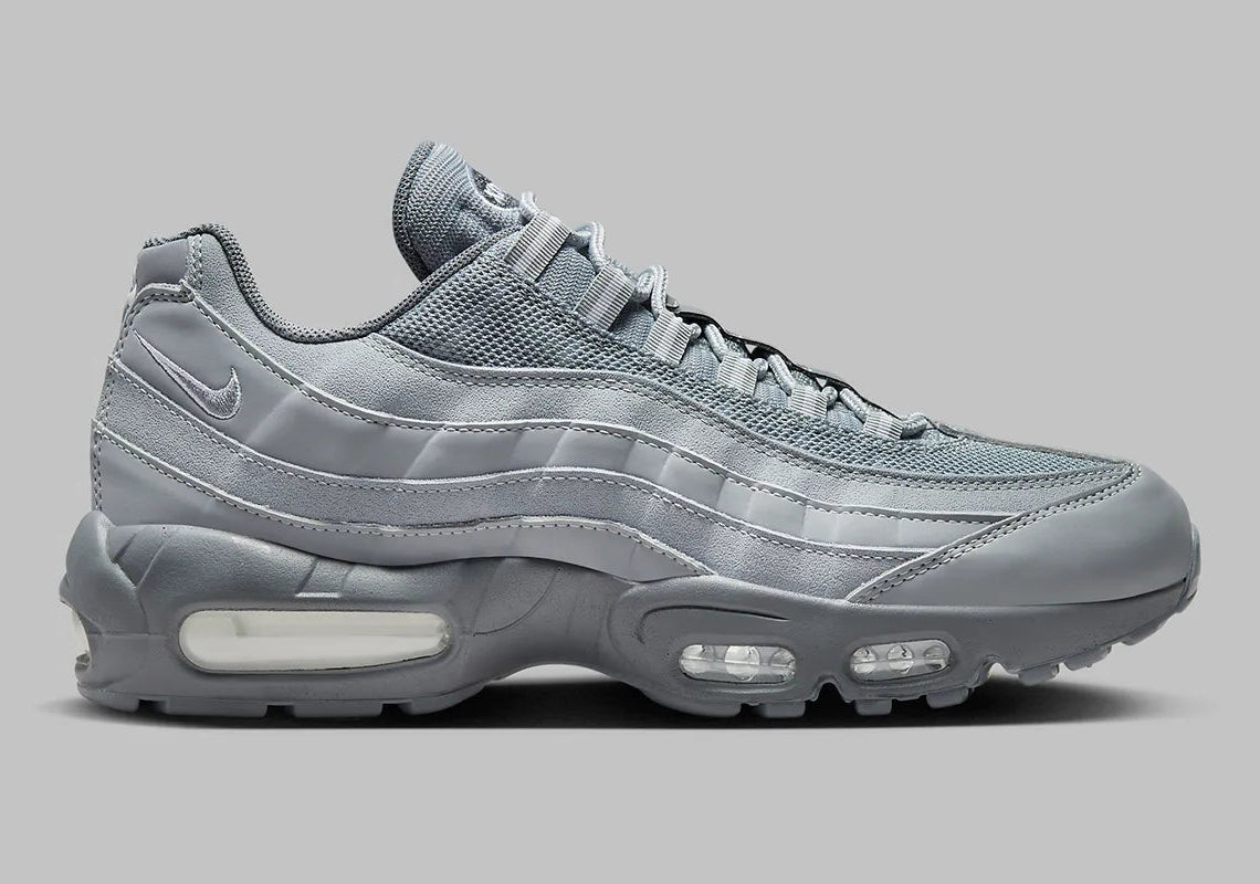 Nike Air Max 95 Wolf Grey FJ4217-001, sneaker grise Wolf Grey et Cool Grey avec panneaux ondulés et unités Nike Air visibles.