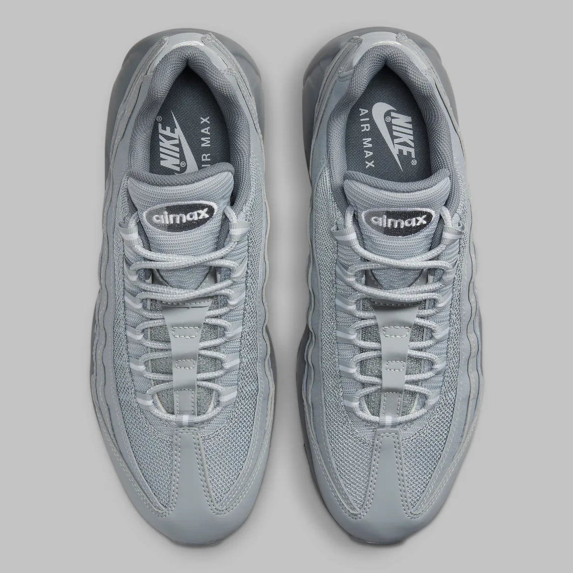 Nike Air Max 95 Wolf Grey FJ4217-001, sneaker grise Wolf Grey et Cool Grey avec panneaux ondulés et unités Nike Air visibles.
