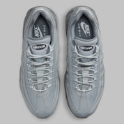 Nike Air Max 95 Wolf Grey FJ4217-001, sneaker grise Wolf Grey et Cool Grey avec panneaux ondulés et unités Nike Air visibles.