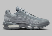 Nike Air Max 95 Wolf Grey FJ4217-001, sneaker grise Wolf Grey et Cool Grey avec panneaux ondulés et unités Nike Air visibles.