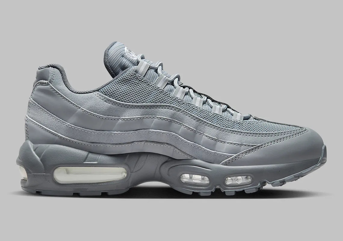 Nike Air Max 95 Wolf Grey FJ4217-001, sneaker grise Wolf Grey et Cool Grey avec panneaux ondulés et unités Nike Air visibles.
