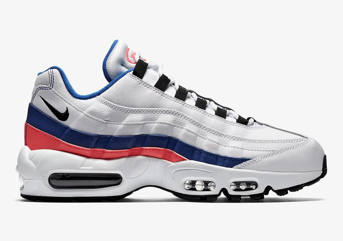Nike Air Max 95 Ultramarine blanche et noire avec panneaux multicouches, détails bleu Ultramarine et Solar Red et unités Air visibles.