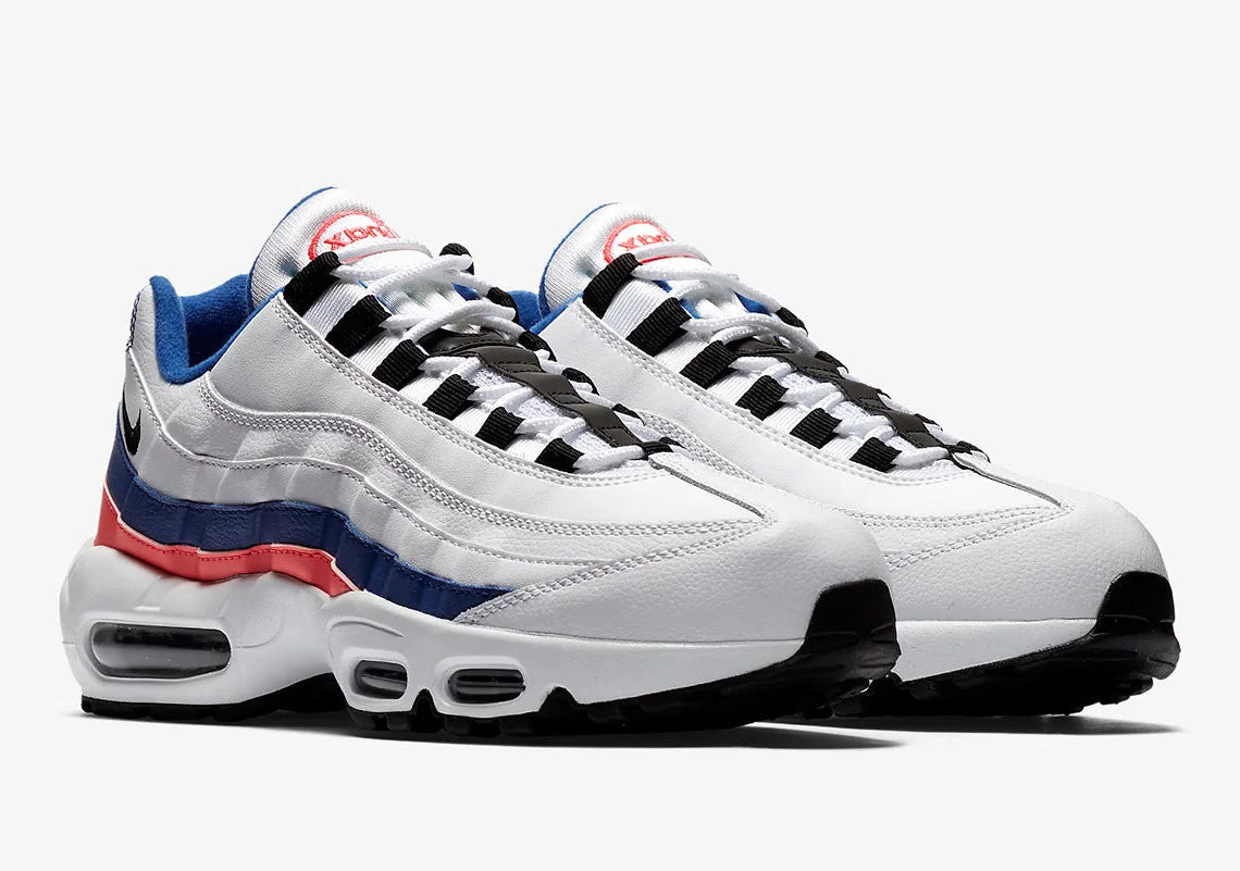 Nike Air Max 95 Ultramarine blanche et noire avec panneaux multicouches, détails bleu Ultramarine et Solar Red et unités Air visibles.