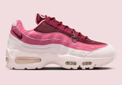Sneakers Nike Air Max 95 OG Valentine’s Day 2026 en matériaux premium avec unités Air visibles et design ondulé iconique vue de profil. 