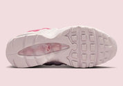 Vue sur la semelle de la sneakers Nike Air Max 95 OG Valentine’s Day 2026 en matériaux premium avec unités Air visibles et design ondulé iconique