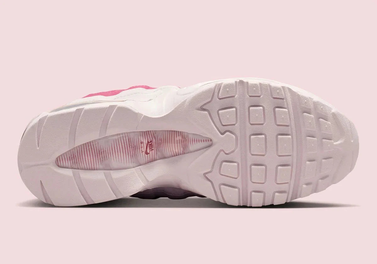 Vue sur la semelle de la sneakers Nike Air Max 95 OG Valentine’s Day 2026 en matériaux premium avec unités Air visibles et design ondulé iconique