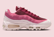 Sneakers Nike Air Max 95 OG Valentine’s Day 2026 en matériaux premium avec unités Air visibles et design ondulé iconique vue de profil intérieur. 