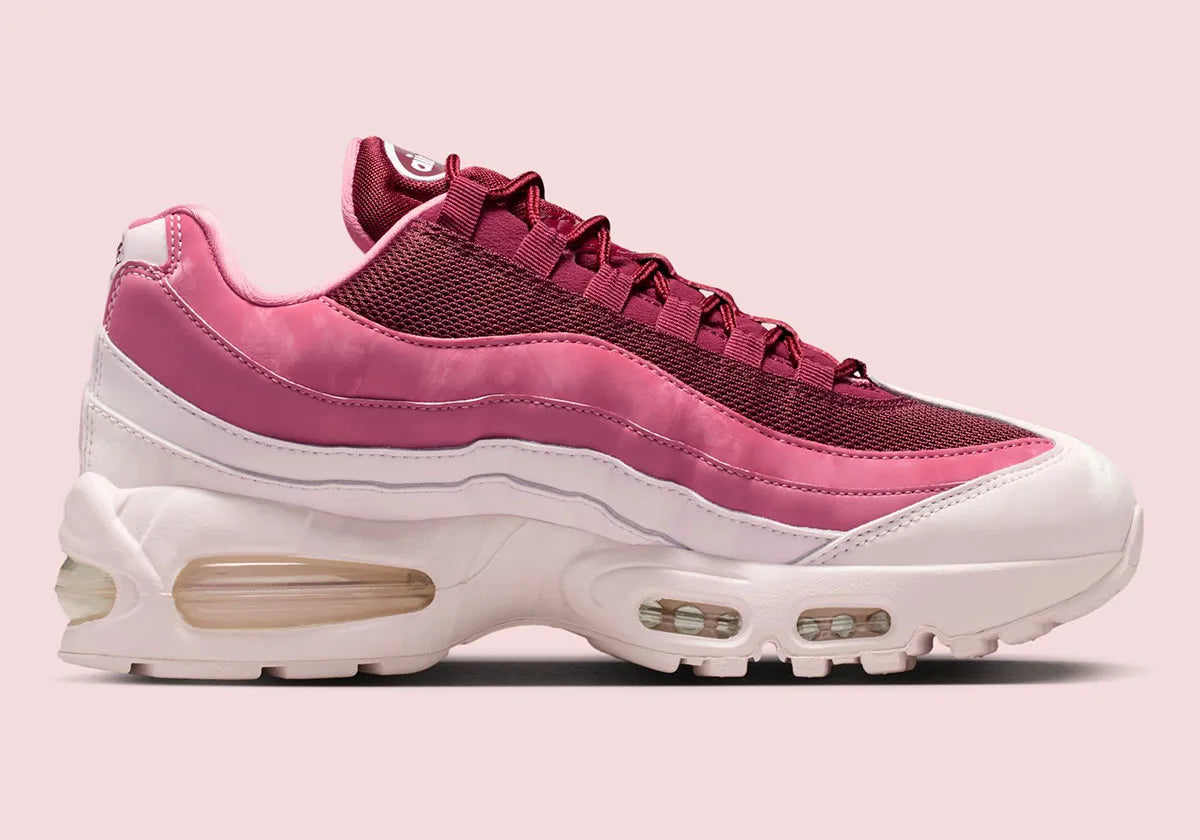 Sneakers Nike Air Max 95 OG Valentine’s Day 2026 en matériaux premium avec unités Air visibles et design ondulé iconique vue de profil intérieur. 