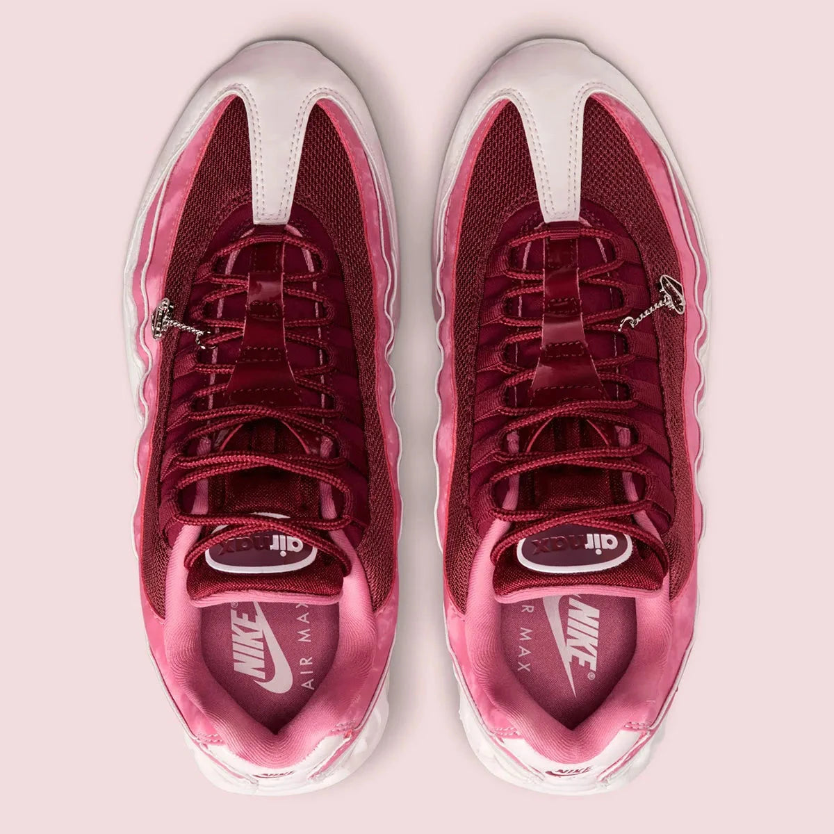 Sneakers Nike Air Max 95 OG Valentine’s Day 2026 en matériaux premium avec unités Air visibles et design ondulé iconique vue du dessus. 