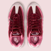 Sneakers Nike Air Max 95 OG Valentine’s Day 2026 en matériaux premium avec unités Air visibles et design ondulé iconique vue du dessus. 
