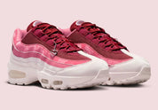 Sneakers Nike Air Max 95 OG Valentine’s Day 2026 en matériaux premium avec unités Air visibles et design ondulé iconique vue de 3/4 face. 