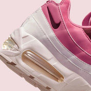 Vue zoomée sur les détails arrière de la sneakers Nike Air Max 95 OG Valentine’s Day 2026 en matériaux premium avec unités Air visibles et design ondulé iconique
