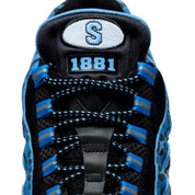 Sneakers Nike Air Max 95 Yardrunners Spellman en mesh et textiles premium avec unités Air visibles et design ondulé iconique.Vue zoomer avant 