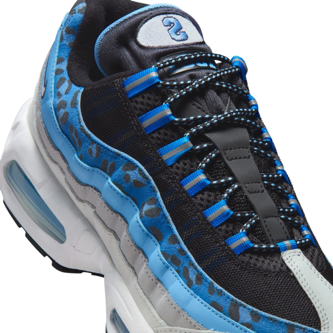 Sneakers Nike Air Max 95 Yardrunners Spellman en mesh et textiles premium avec unités Air visibles et design ondulé iconique.Vue zoomer coté 