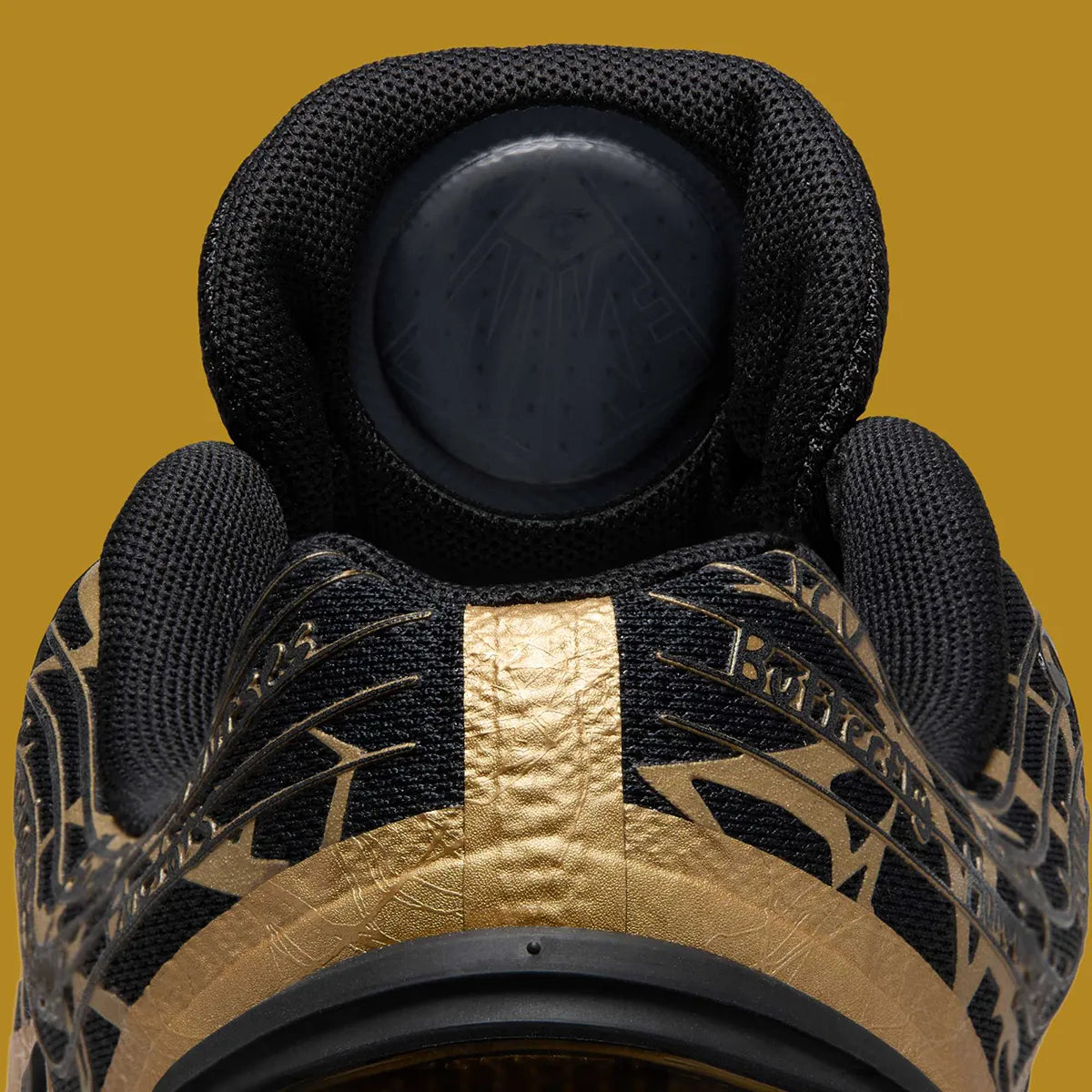 Vue sur les détails à l'intérieur de la languette de la sneakers Nike Air Max Dn Doernbecher Connor en matériaux techniques premium avec design expressif et semelle Dynamic Air innovante