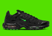 air max plus, nike tn, chaussure toute noire et verte, sombre, semelle confortable, vue de coté intérieur