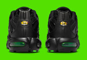 air max plus, nike tn, chaussure toute noire et verte, sombre, semelle confortable, vue de derrière du talon, languette apparente, logo tn voyant
