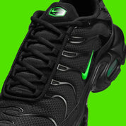 air max plus, nike tn, chaussure toute noire et verte, sombre, semelle confortable, vue de coté, logo nike air, swoosh vert apparent 