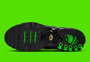 air max plus, nike tn, chaussure toute noire et verte, sombre, semelle confortable, vue de dessous de la semelle, logo tn voyant
