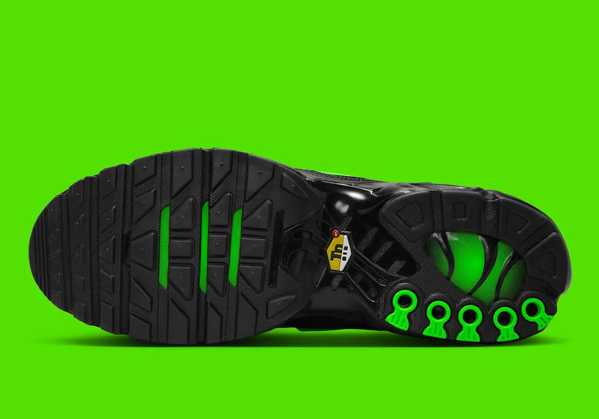 air max plus, nike tn, chaussure toute noire et verte, sombre, semelle confortable, vue de dessous de la semelle, logo tn voyant