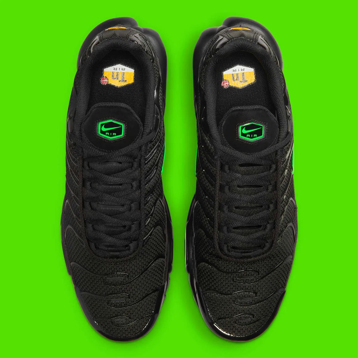 air max plus, nike tn, chaussure toute noire et verte, sombre, semelle confortable, vue de dessus, languette apparente, logo tn voyant