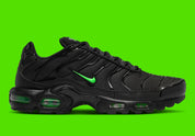 air max plus, nike tn, chaussure toute noire et verte, sombre, semelle confortable, vue de coté extérieur