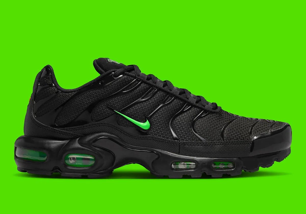 air max plus, nike tn, chaussure toute noire et verte, sombre, semelle confortable, vue de coté extérieur