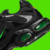 air max plus, nike tn, chaussure toute noire et verte, sombre, semelle confortable, vue de coté du talon, logo tn voyant