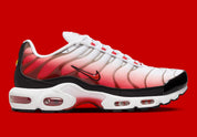 Nike Air Max Plus White Black University Red blanche et rouge avec dégradé sur mesh, cage TPU, détails noirs et amorti Tuned Air visible vue de profil. 