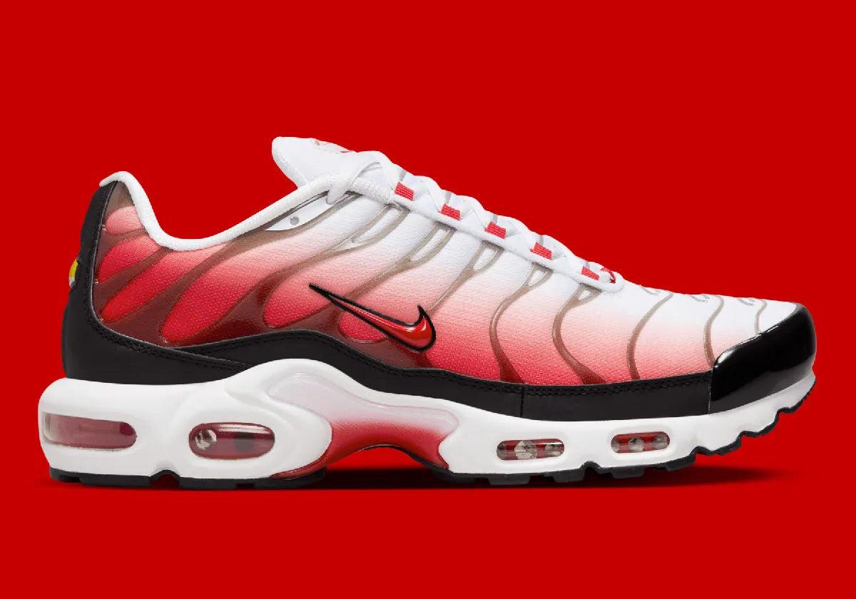 Nike Air Max Plus White Black University Red blanche et rouge avec dégradé sur mesh, cage TPU, détails noirs et amorti Tuned Air visible vue de profil. 