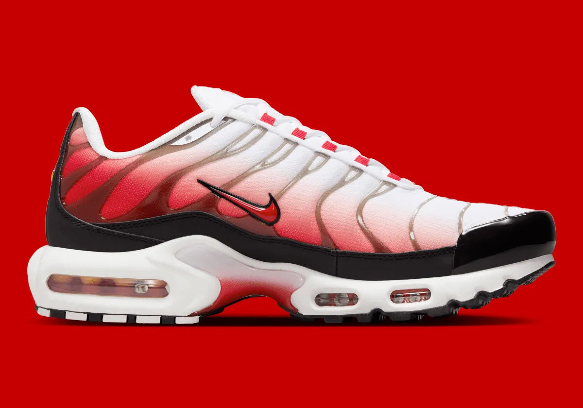 Nike Air Max Plus White Black University Red blanche et rouge avec dégradé sur mesh, cage TPU, détails noirs et amorti Tuned Air visible vue de profil intérieur. 