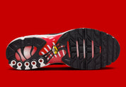 Nike Air Max Plus White Black University Red blanche et rouge avec dégradé sur mesh, cage TPU, détails noirs et amorti Tuned Air visible vue du dessous. 