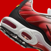 Vue zoomée sur les détails arrières de la Nike Air Max Plus White Black University Red blanche et rouge avec dégradé sur mesh, cage TPU, détails noirs et amorti Tuned Air visible.