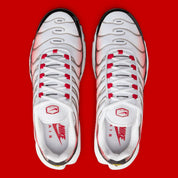 Nike Air Max Plus White Black University Red blanche et rouge avec dégradé sur mesh, cage TPU, détails noirs et amorti Tuned Air visible vue du dessus. 